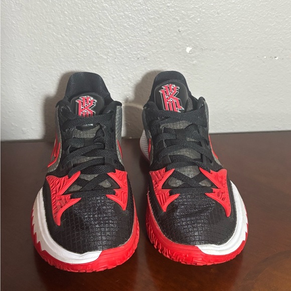 Kyrie 4 Low Size 7.5 - Picture 2 of 5